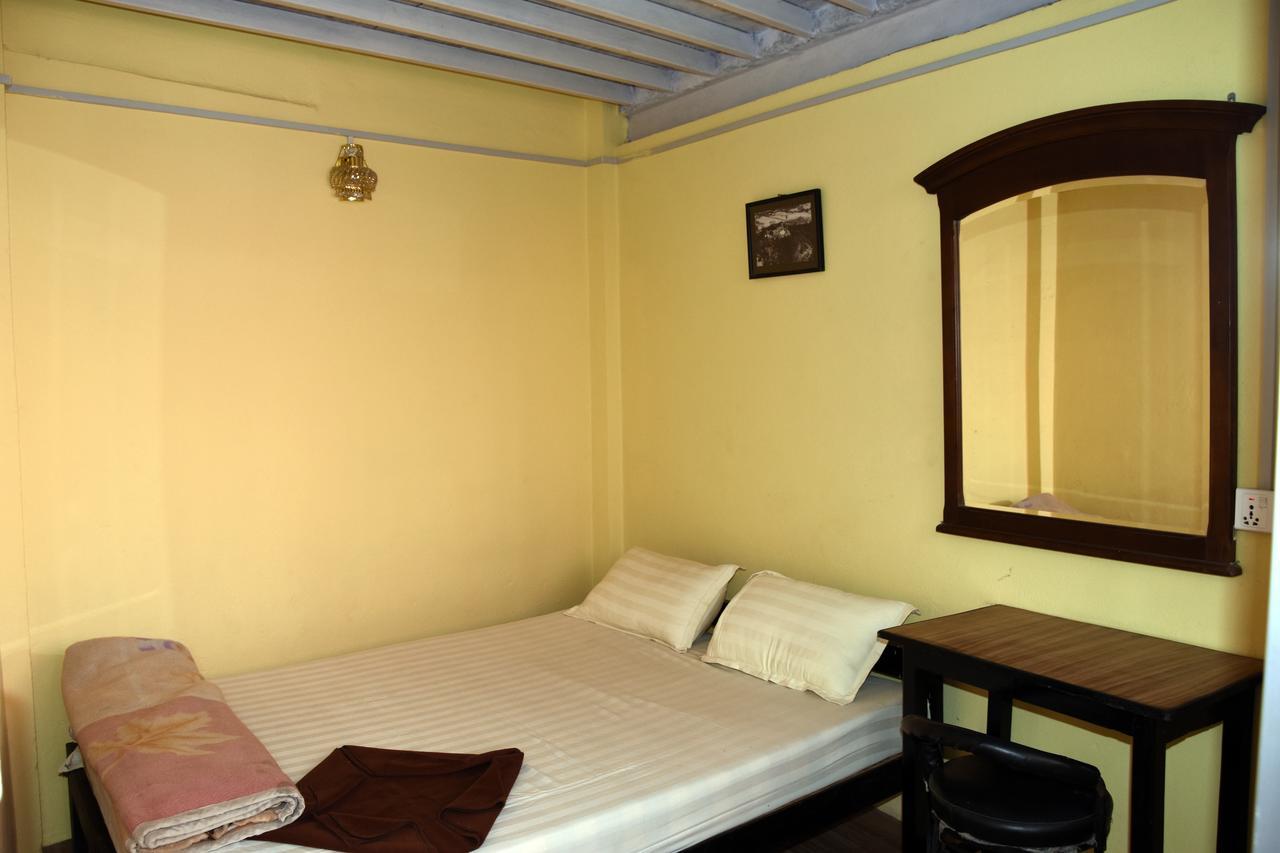 Beehive Hostel Катманду Экстерьер фото