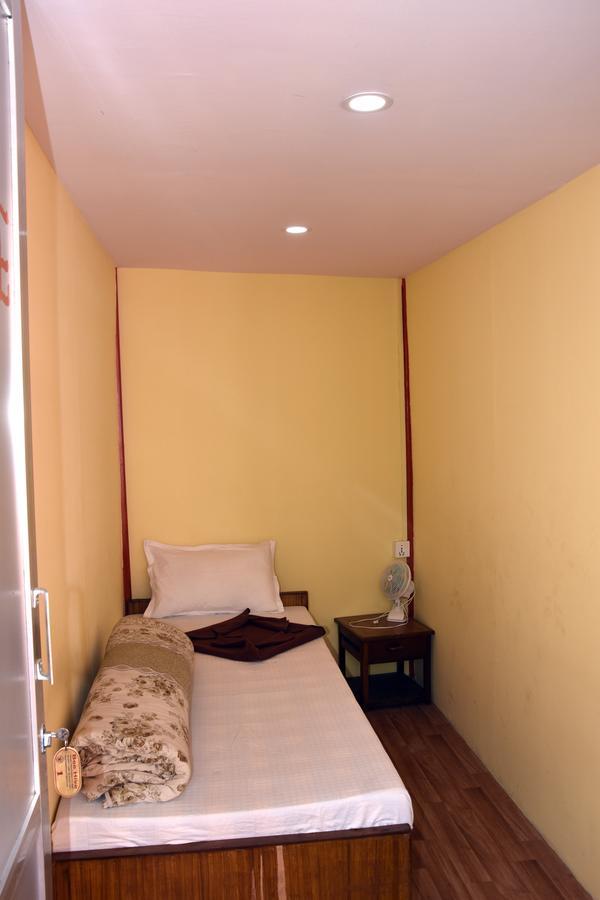 Beehive Hostel Катманду Экстерьер фото