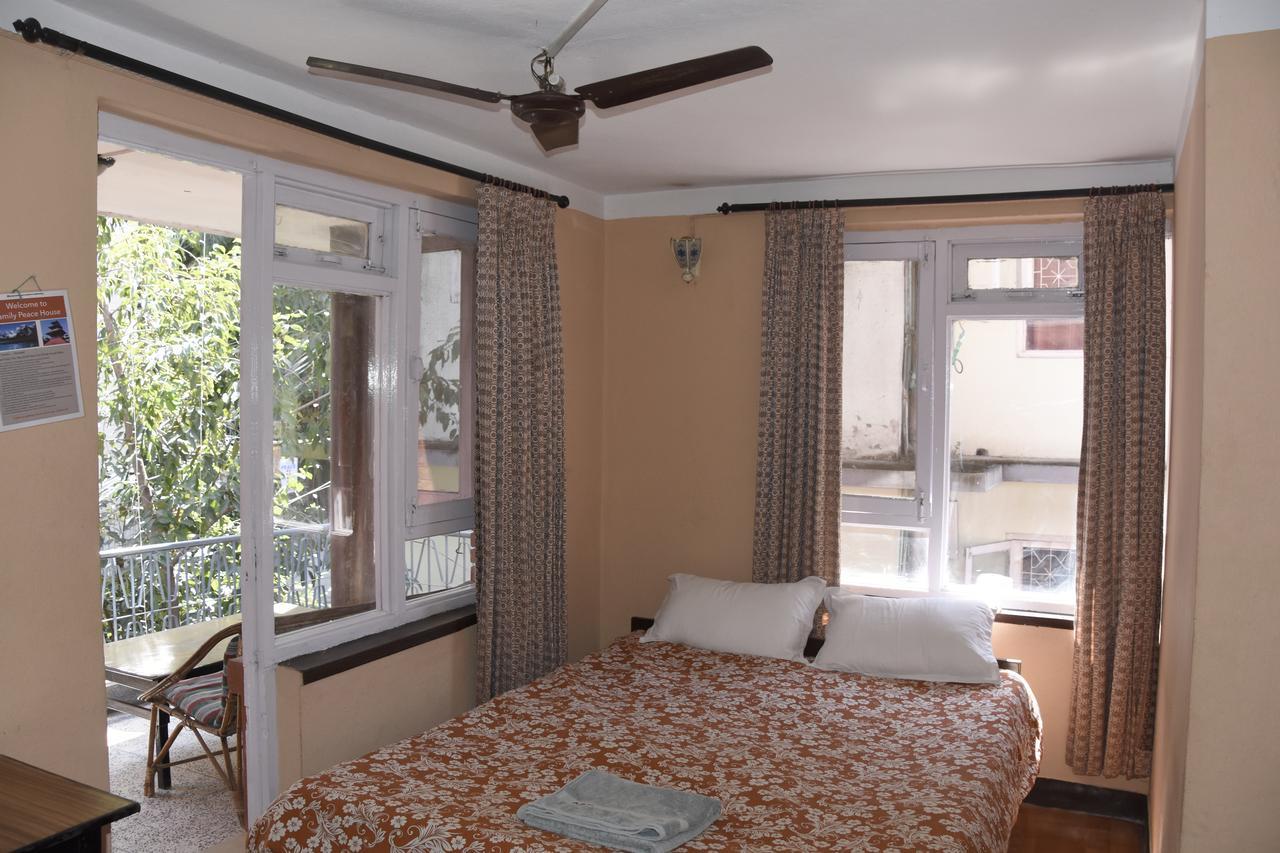 Beehive Hostel Катманду Экстерьер фото