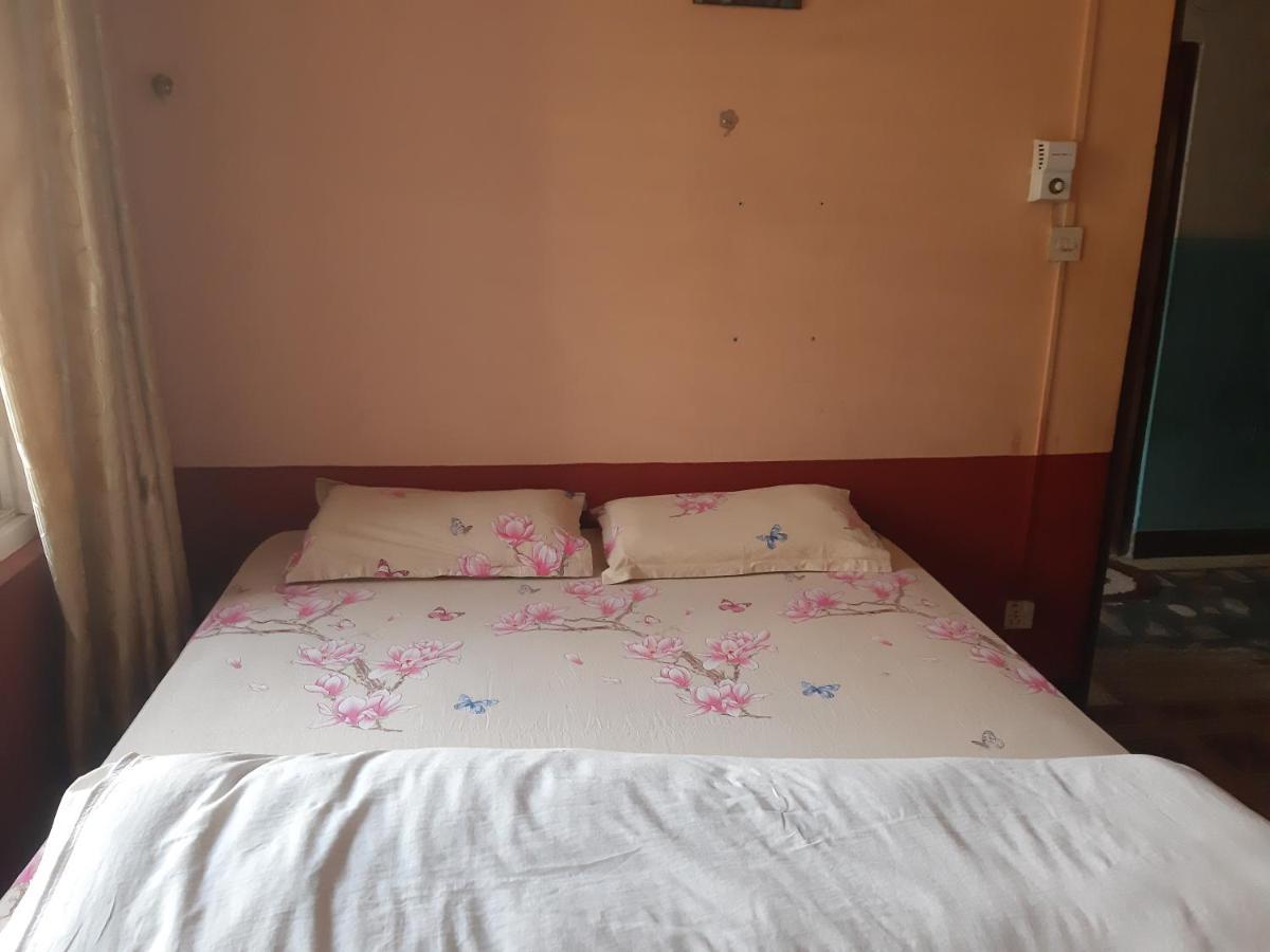 Beehive Hostel Катманду Экстерьер фото